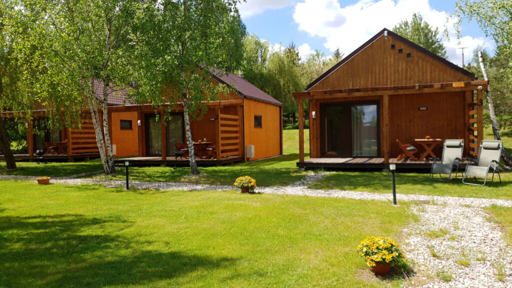 domki z 2 sypialniami na Mazurach nad jeziorem w Kamiennym Ogrodzie Holiday Park
