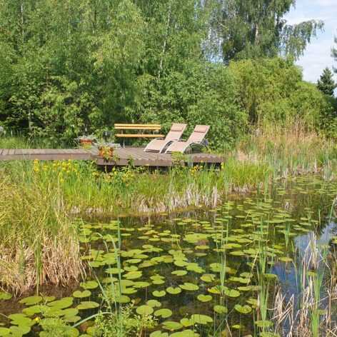 staw z wyspą i wodospadem w Kamiennym Ogrodzie Holiday Park