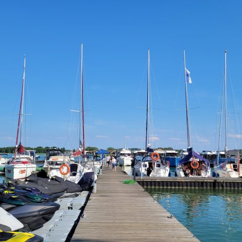 Marina z restauracją i wypożyczalnią sprzętu wodnego oraz slipem 100 m od domków w Kamiennym Ogrodzie Holiday Park