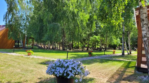 Kamienny Ogród Holiday Park to 6 komfortowych domków w prywatnym 2-hektarowym parku w Starych Sadach nad Jeziorem Tałty na Szlaku Wielkich Jezior Mazurskich, 5 km do Mikołajek