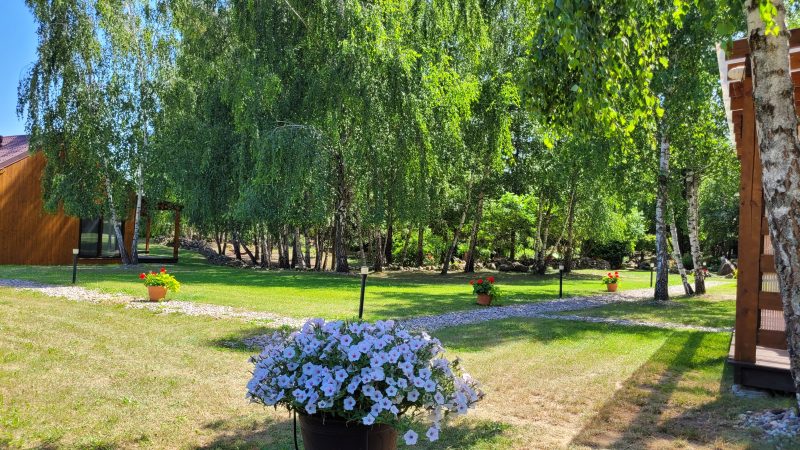 Kamienny Ogród Holiday Park to 6 komfortowych domków w prywatnym 2-hektarowym parku w Starych Sadach nad Jeziorem Tałty na Szlaku Wielkich Jezior Mazurskich, 5 km do Mikołajek