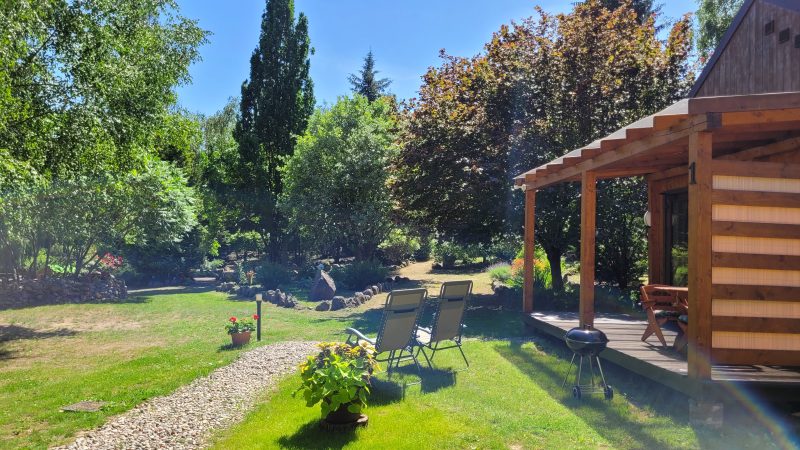 Kamienny Ogród Holiday Park to 6 komfortowych domków w prywatnym 2-hektarowym parku w Starych Sadach nad Jeziorem Tałty na Szlaku Wielkich Jezior Mazurskich, 5 km do Mikołajek