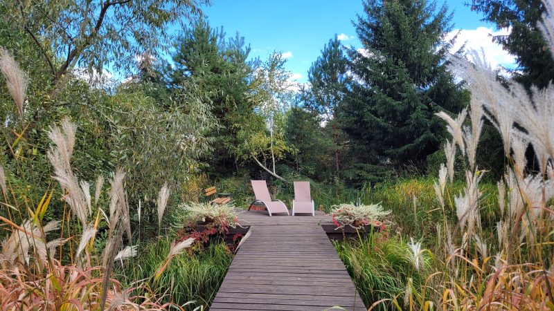 Staw z wodospadem w Kamiennym Ogrodzie Holiday Park