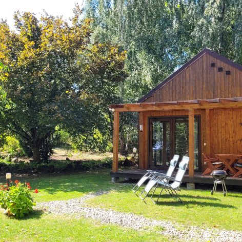 Kamienny Ogród Holiday Park to 6 komfortowych domków w prywatnym 2-hektarowym parku w Starych Sadach nad Jeziorem Tałty na Szlaku Wielkich Jezior Mazurskich, 5 km do Mikołajek