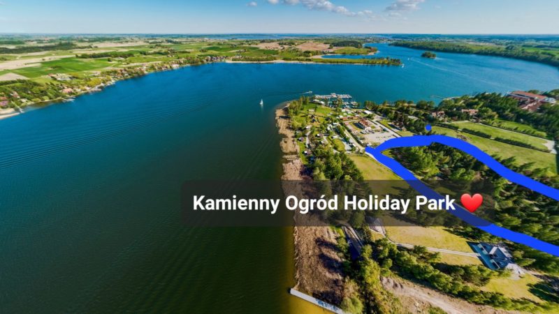 Kamienny Ogród Holiday Park to 6 komfortowych domków w prywatnym 2-hektarowym parku w Starych Sadach nad Jeziorem Tałty na Szlaku Wielkich Jezior Mazurskich, 5 km do Mikołajek