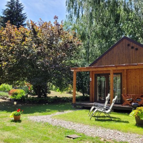 Kamienny Ogród Holiday Park to 6 komfortowych domków w prywatnym 2-hektarowym parku w Starych Sadach nad Jeziorem Tałty na Szlaku Wielkich Jezior Mazurskich, 5 km do Mikołajek