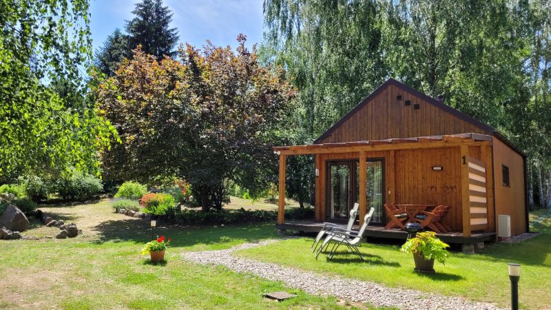 Kamienny Ogród Holiday Park to 6 komfortowych domków w prywatnym 2-hektarowym parku w Starych Sadach nad Jeziorem Tałty na Szlaku Wielkich Jezior Mazurskich, 5 km do Mikołajek